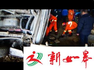 搅拌车倒车侧翻 驾驶员被困车内-雉水网