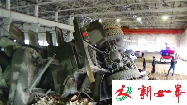 徐州搅拌车倒车发生侧翻 驾驶员被困-雉水网