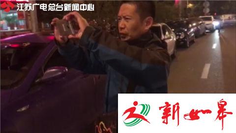 男子穿便装路边贴违停通知单 遭质疑后独自离开-雉水网