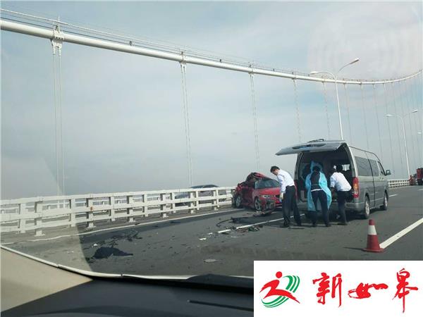泰州长江大桥上三车追尾一车自燃 3死1伤-雉水网