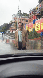 活久见！男子碰瓷“讲礼貌”:先敬礼再摔倒-雉水网