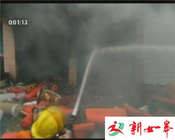 启东：地毯店里燃起熊熊大火  消防全力扑救-雉水网