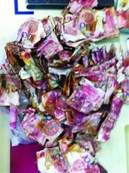 七旬老太1.8万养老钱藏房顶发霉 抢救回1万2千多-雉水网