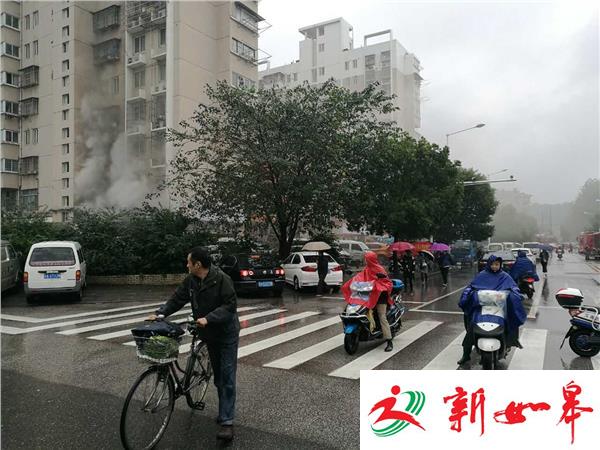 小区突发火情 违停占据消防通道无法通行-雉水网