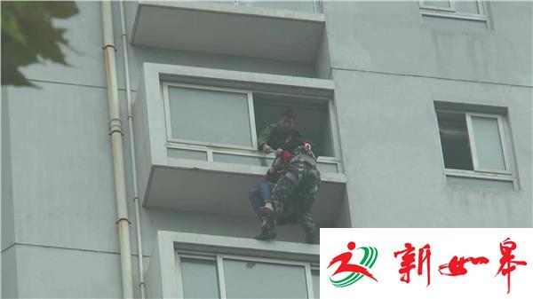 女子16楼窗外命悬一线 消防员高空悬绳大营救-雉水网