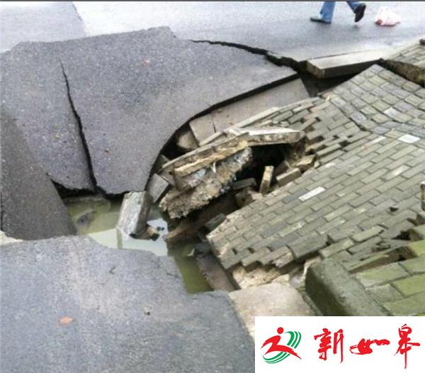路面突然塌陷 或因雨水冲刷-雉水网