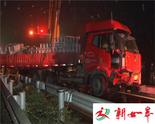 重型货车冲向载满学生的校车-雉水网