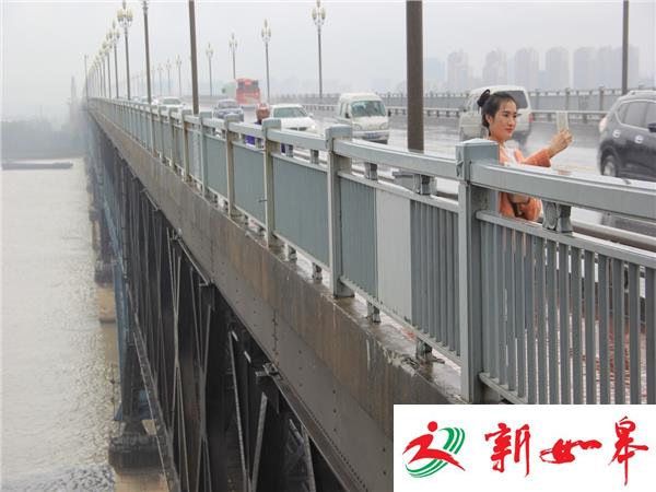南京长江大桥封闭前 市民冒雨登桥拍照留念-雉水网