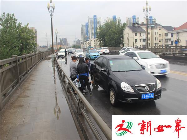 南京长江大桥一坑洞导致多辆车胎破-雉水网