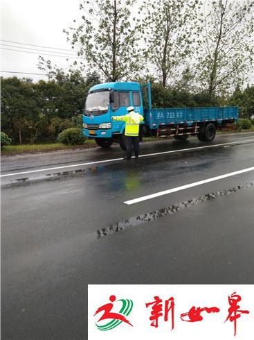 因避让不及 混凝土搅拌车翻车-雉水网