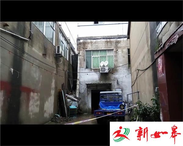 二楼突然坍塌 两人被困废墟-雉水网