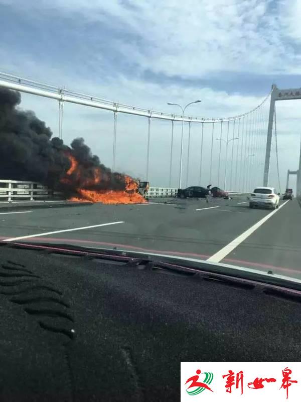 泰州长江大桥一车被撞后起火 事故致三死一伤-雉水网