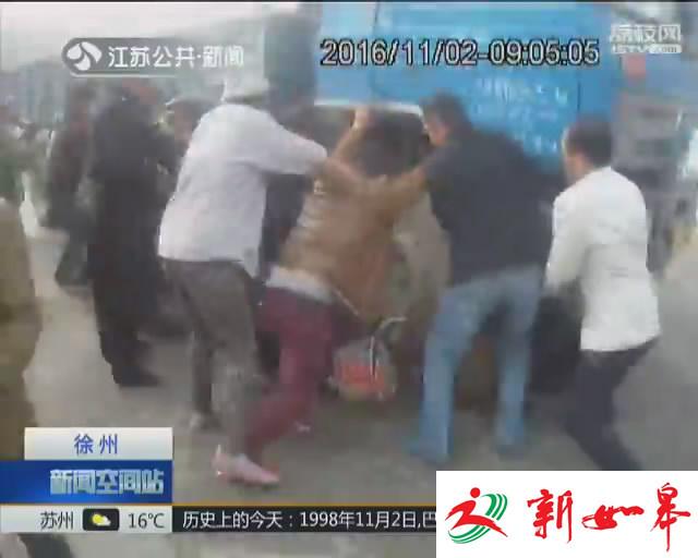 二人被轧车轮下 众人抬车救人-雉水网