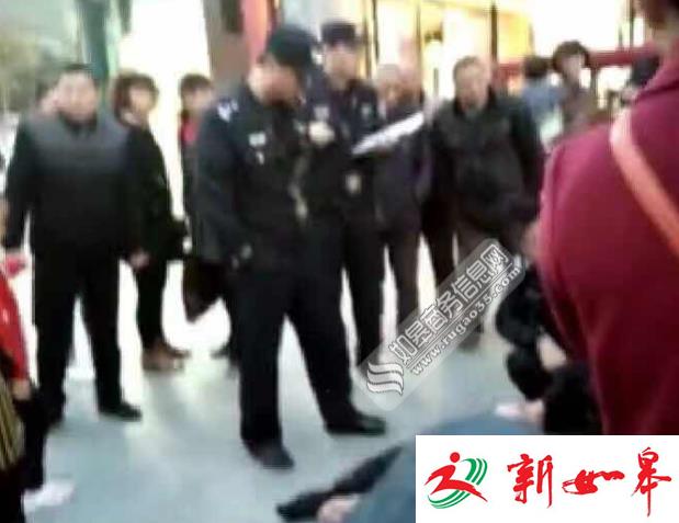 如皋大润发门口一女子拿刀割脖 因家庭纠纷一时冲动-雉水网