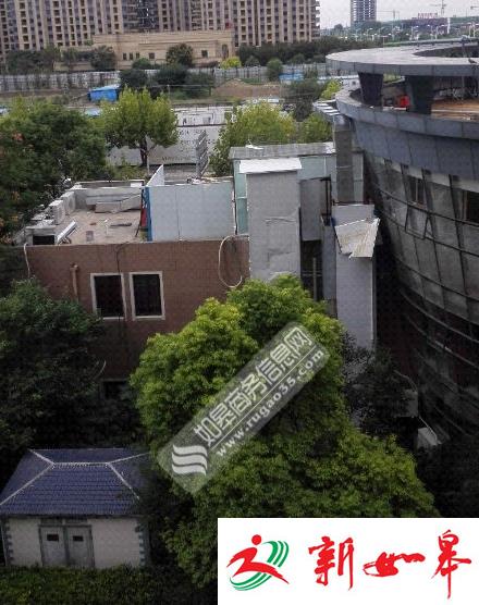 如皋某饭店违规搭建影响市容 挖排污水道破坏小区环境-雉水网