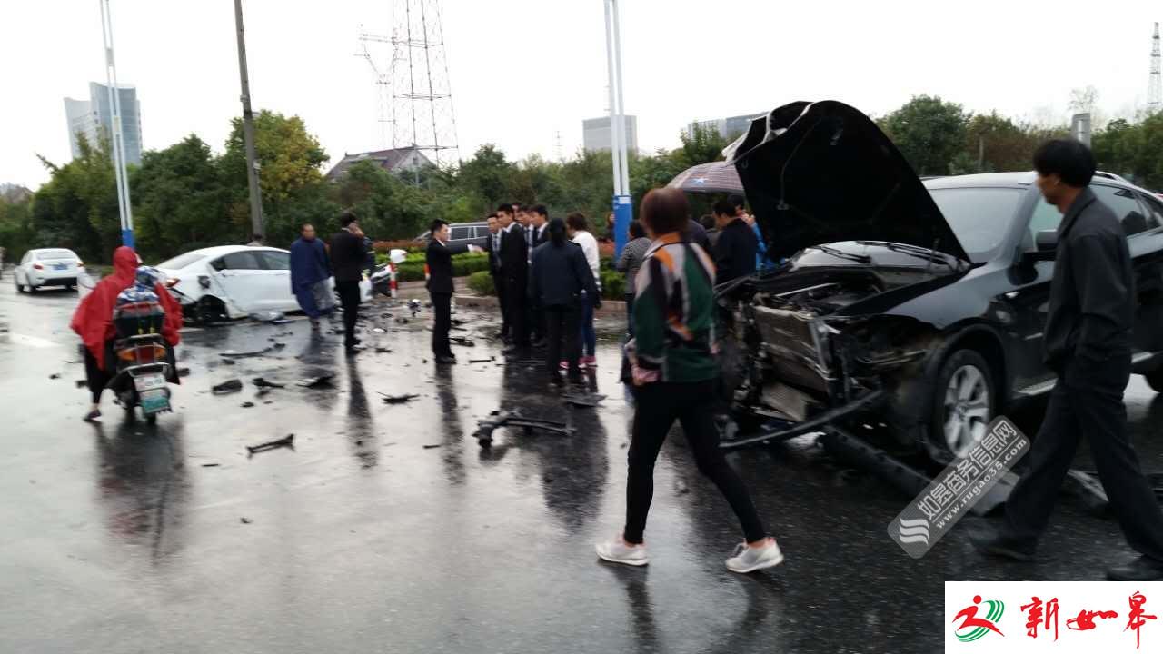 如皋某十字路口两车相撞 雪佛兰车轮被撞飞宝马车头撞毁-雉水网