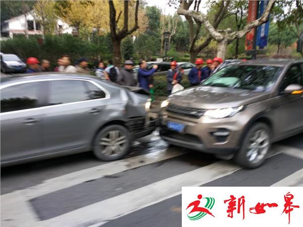 公交追尾引发4车连环相撞 南京中山北路早高峰拥堵严重-雉水网