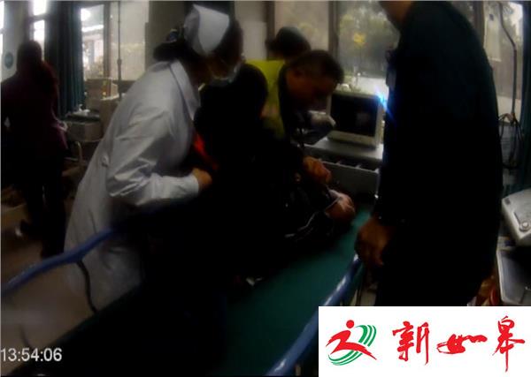 智障男子发病摔昏迷  交警紧急救助送医院-雉水网