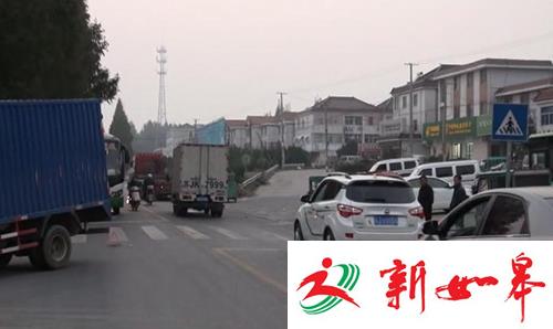 路口疏于观察 小货车撞翻摩托车-雉水网