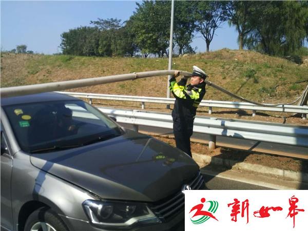 为保畅通举电缆  民警被称“托举哥”-雉水网