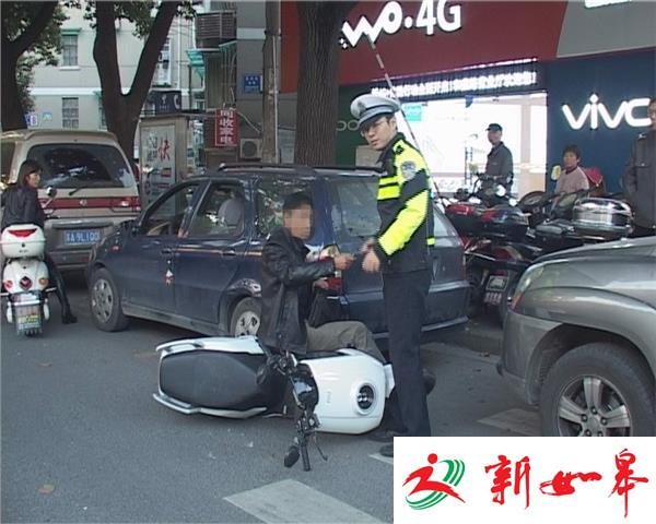 违停小车开门肇事  骑车人、行人被撞双双摔伤-雉水网