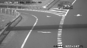 高速上错过出口 泰州女司机蛇形倒车一公里-雉水网