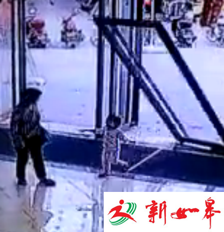 广东佛山一商场玻璃门突然倒下 砸倒3岁女童-雉水网