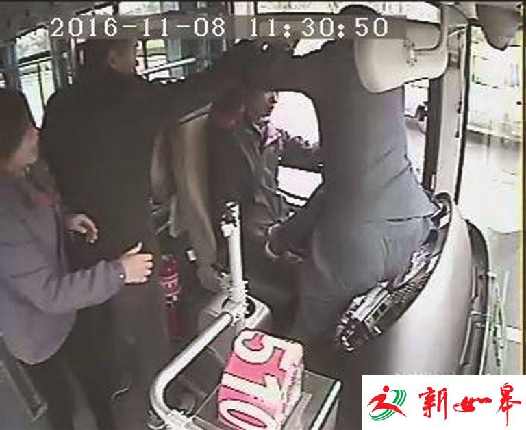 公交车正开着，突然有人抢方向盘！众人协力化险为夷-雉水网