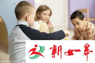 孩子向小伙伴