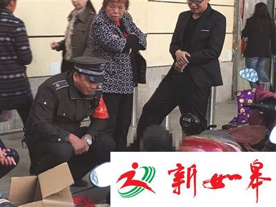 不差钱奶奶路边卖菜认城管当儿子 只为找人说话-雉水网