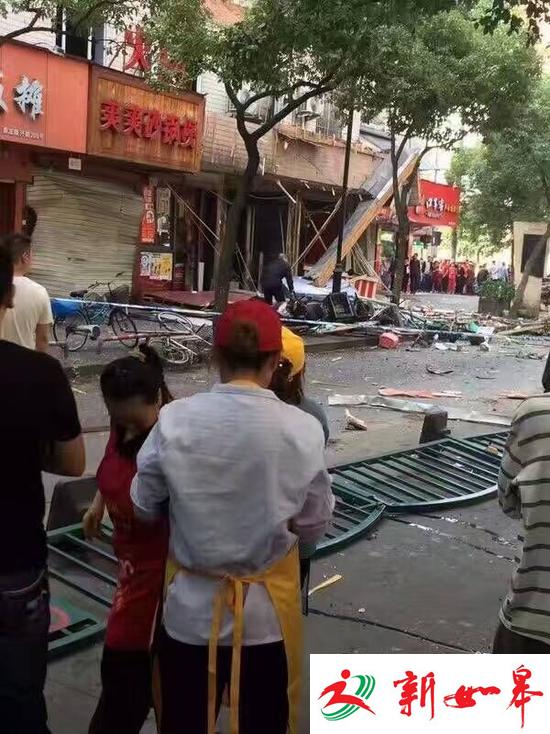 温州一餐馆发生爆炸 巨大冲击力震塌店外道路护栏-雉水网