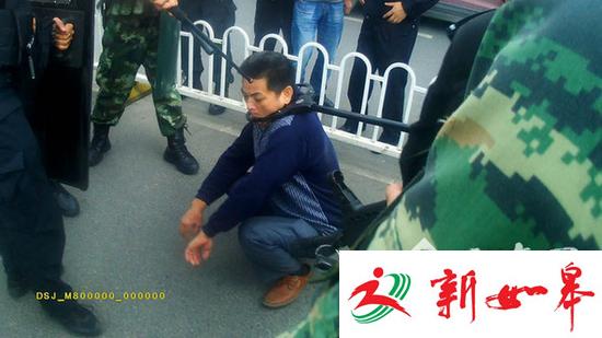 男子上访无果后情绪失控 持刀砍伤路人-雉水网