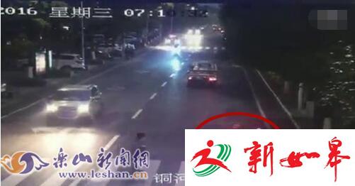 四川两摩托撞翻女子并二次碾压 数十人路过无人救-雉水网