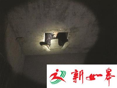 淮安老赖为躲执行藏入天窗 腿没藏住被逮正着-雉水网