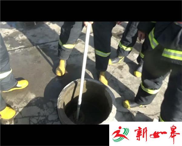 男子裸体坠井 消防及时救援-雉水网