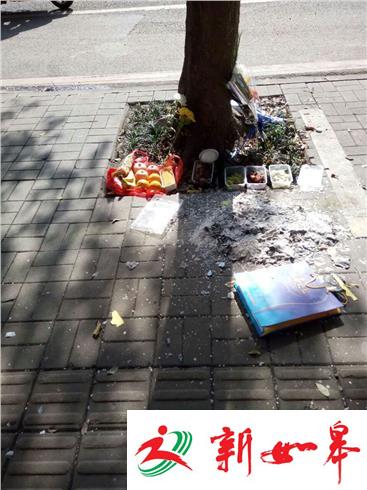 句容公职人员酒驾致2死 “头七”遇难者家属到遇难处祭拜死者-雉水网