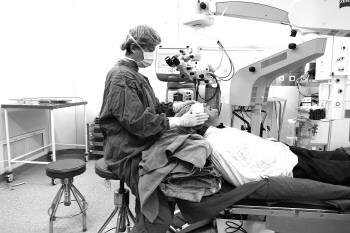 医生垫高手术台胳膊半悬空手术 为让患者舒服-雉水网