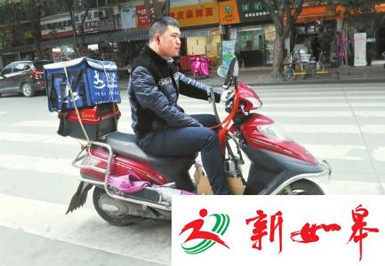 成都独臂快递哥改送外卖 收入减少了近一半-雉水网