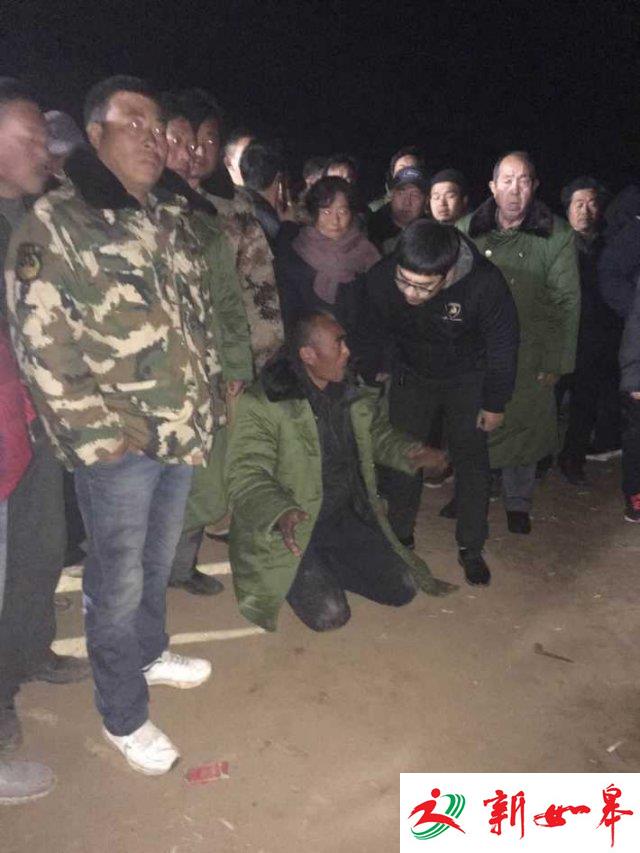 河北坠井男童遇难 爷爷对挖掘机磕头-雉水网