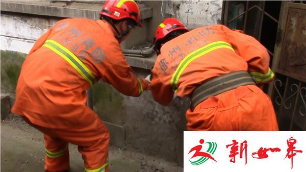 电工坠入洞里 消防砸洞救人-雉水网