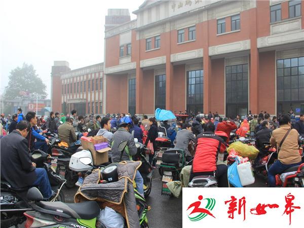 长江突降大雾  轮渡停航众乘客改乘临时公交-雉水网