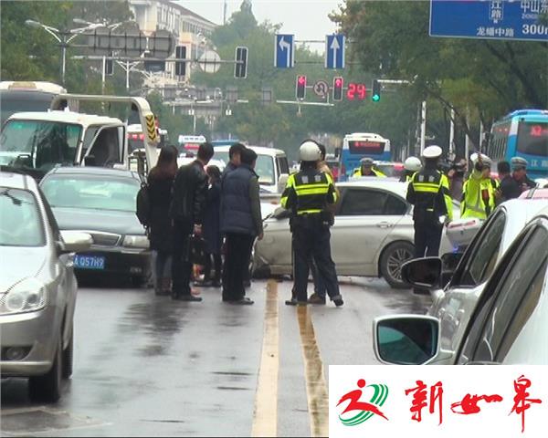 宝马失控连撞五车 司机逃离后投案-雉水网