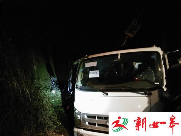 新车上路避让行人 坠入河中-雉水网