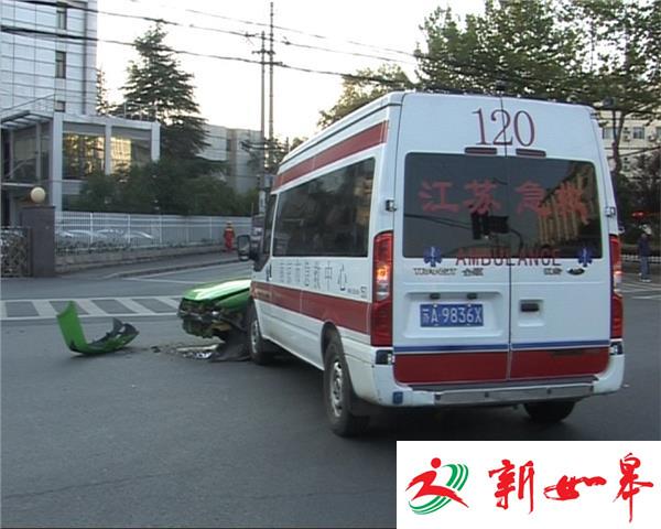 救护车过路口　出租车一头撞上-雉水网