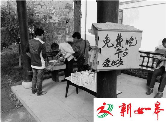 老太每月退休金5000多元 全部拿来免费请人吃午餐-雉水网