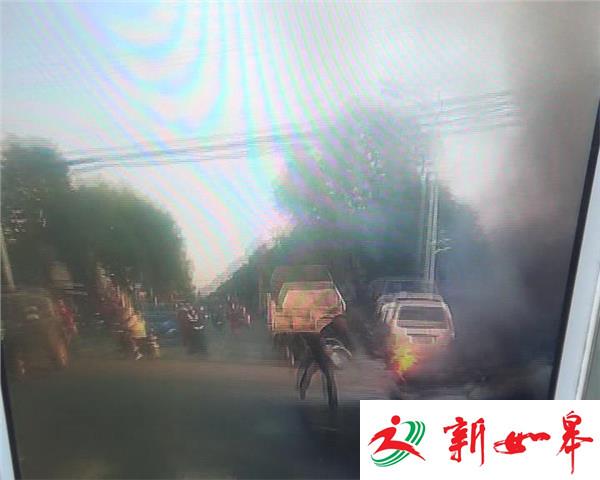 轿车街头自燃 城管群众积极救援-雉水网