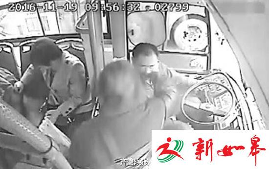 老汉拦公交不成打驾驶员耳光 司机被申请