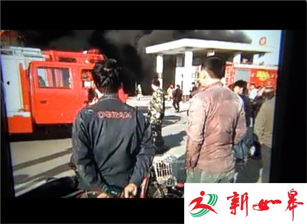 塑料厂突发大火 消防员紧急救援-雉水网