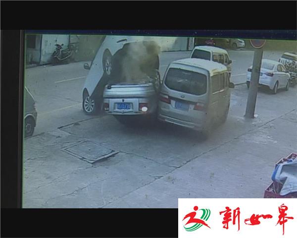 苏州：新手上路 上演汽车“叠罗汉”-雉水网