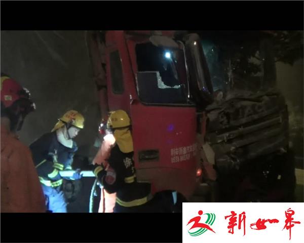 两自卸王追尾 消防救出一人-雉水网